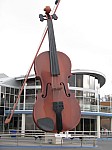 IMG_3286 - groesstes Violinendenkmal der Welt.jpg